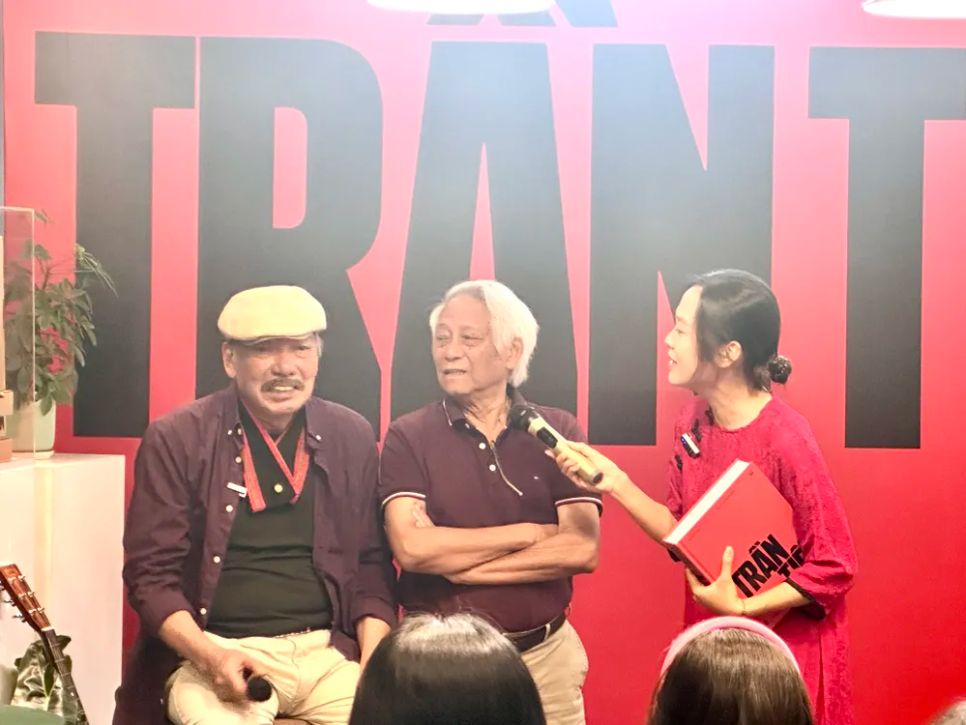 Nhạc sĩ Trần Tiến và người bạn thân thuở thiếu thời, cùng lớn lên tại Hà Nội. Ảnh: QUỲNH YÊN