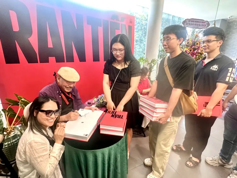 Nhiều bạn trẻ cùng xếp hàng xin chữ ký của nhạc sĩ Trần Tiến. Ảnh: QUỲNH YÊN