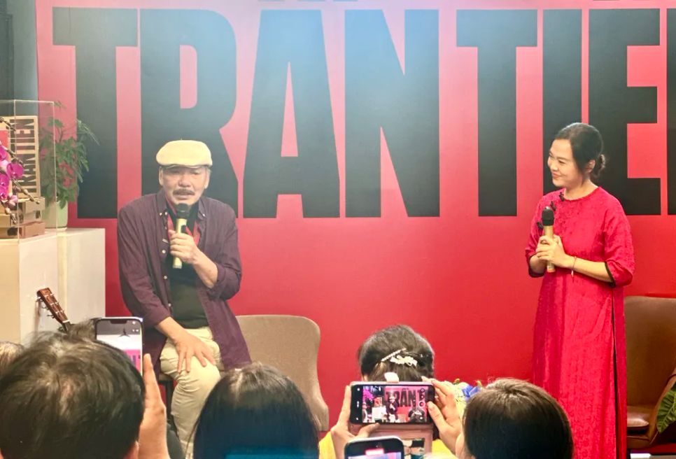 Ở tuổi gần 80 nhưng nhạc sĩ Trần Tiến vẫn giữ chất hài hước, hóm hỉnh khi trò chuyện. Ảnh: QUỲNH YÊN