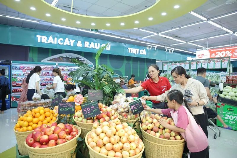 Khách hàng trải nghiệm không gian mua sắm nông sản tươi mát tại WinMart Khách hàng trải nghiệm không gian mua sắm nông sản tươi mát tại WinMart