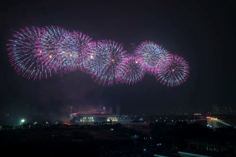 Rực rỡ pháo hoa chào mừng thành công của Đại hội XIV
