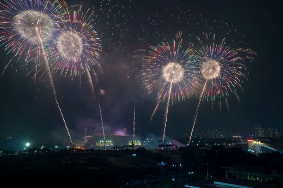 Rực rỡ pháo hoa chào mừng thành công của Đại hội XIV