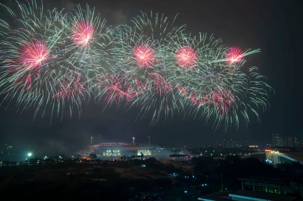 Rực rỡ pháo hoa chào mừng thành công của Đại hội XIV