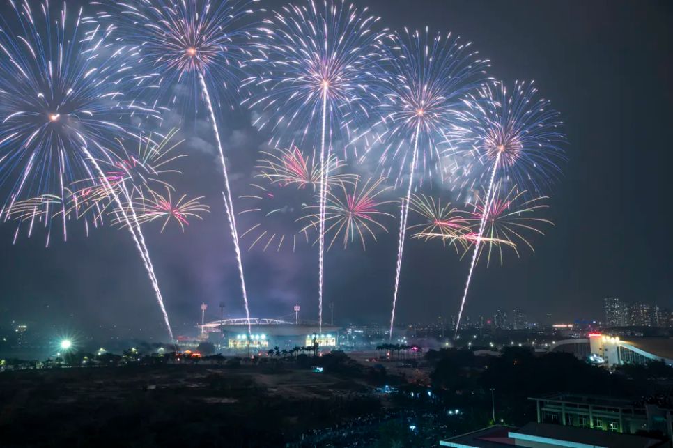 Rực rỡ pháo hoa chào mừng thành công của Đại hội XIV