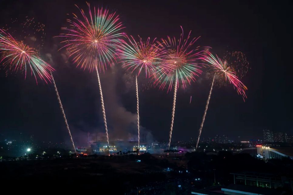 Rực rỡ pháo hoa chào mừng thành công của Đại hội XIV