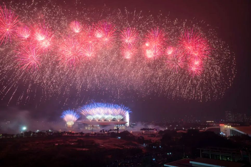 Rực rỡ pháo hoa chào mừng thành công của Đại hội XIV