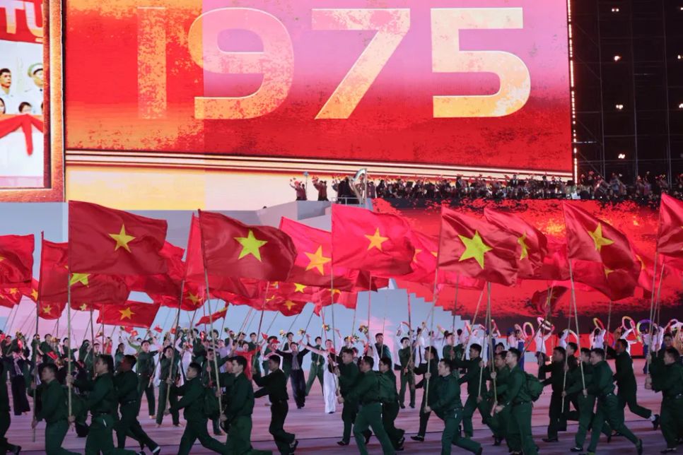 Tiết mục nghệ thuật tái hiện lại chiến thắng lịch sử 30-4-1975, giải phóng miền Nam, thống nhất đất nước. Ảnh: ĐỖ TRUNG