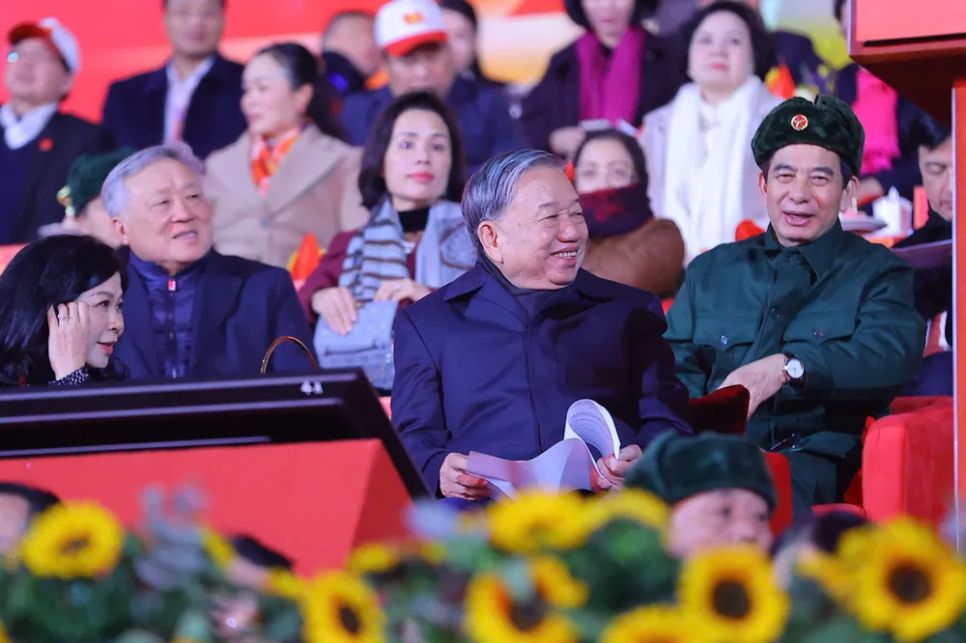 Tổng Bí thư Tô Lâm và các đồng chí lãnh đạo Đảng, Nhà nước dự Chương trình nghệ thuật đặc biệt “Dưới lá cờ vẻ vang của Đảng”. Ảnh: ĐỖ TRUNG