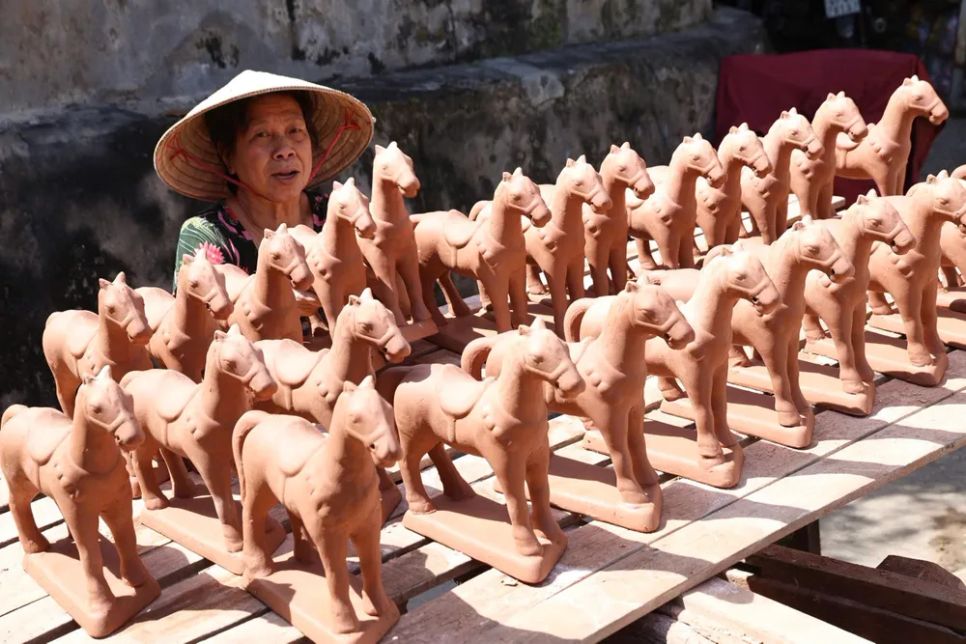 Sản phẩm được phơi nắng trước khi nung Sản phẩm được phơi nắng trước khi nung