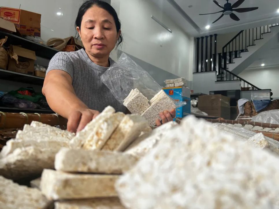 Bà Huỳnh Thị Thuyền (xóm Cù Lao, thôn Mỹ Tân, xã Bình Sơn, tỉnh Quảng Ngãi) giữ nghề truyền thống làm bánh nổ. Ảnh: NGUYỄN TRANG