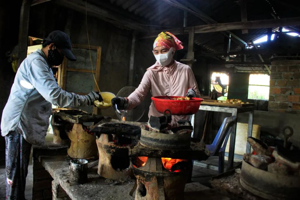 Điều đặc biệt nhất khi làm bánh thuẫn chính là kỹ thuật nướng “hai lửa”. Ảnh: NGUYỄN TRANG