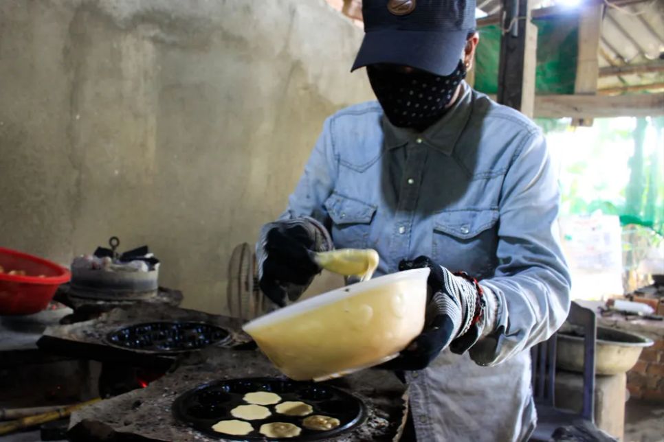 Đổ bột vào khuôn để nướng bánh. Ảnh: NGUYỄN TRANG