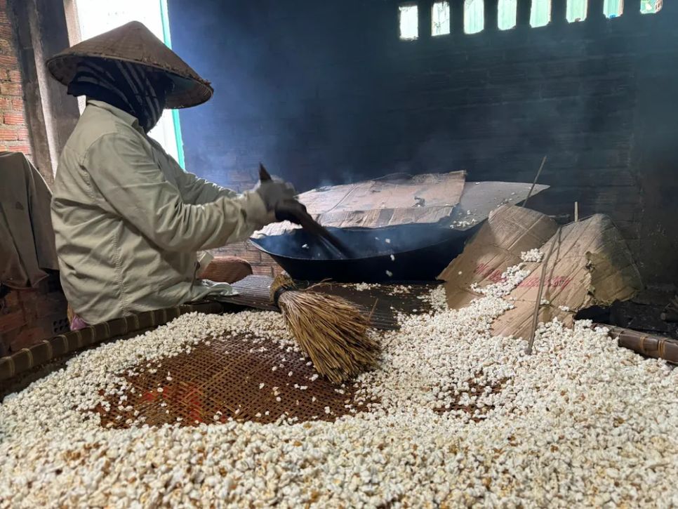 Nếp được rang bằng củi. Ảnh: NGUYỄN TRANG