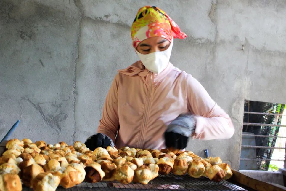 Sắp xếp bánh thuẫn trước khi đưa vào sấy. Ảnh: NGUYỄN TRANG