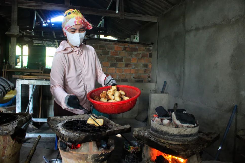 Sau vài phút, bánh đã nở, đều và đẹp. Ảnh: NGUYỄN TRANG
