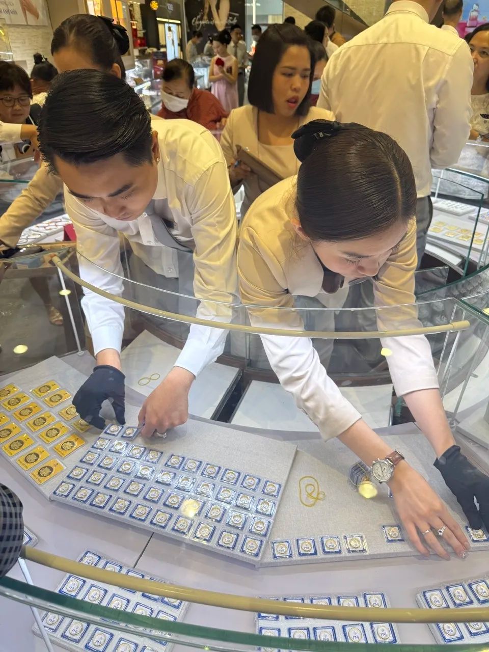 Giá vàng trong nước tăng 2,1 - 2,2 triệu đồng/lượng