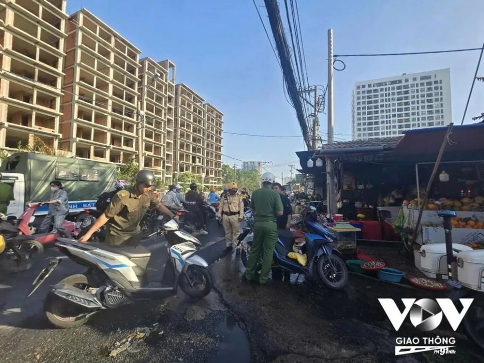 Lực lượng chức năng xã Nhà Bè phối hợp tuần tra 16 lượt trên các tuyến đường, xử lý 13 trường hợp dừng, đỗ xe dưới lòng đường và 4 trường hợp sử dụng trái phép lòng đường...