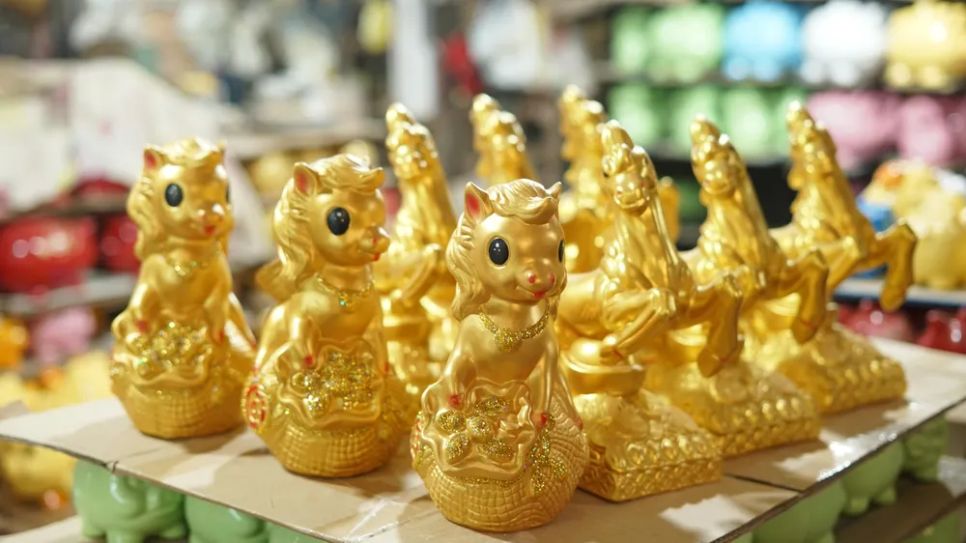 Ngựa gốm Đất Thủ tất bật phục vụ thị trường Tết Bính Ngọ