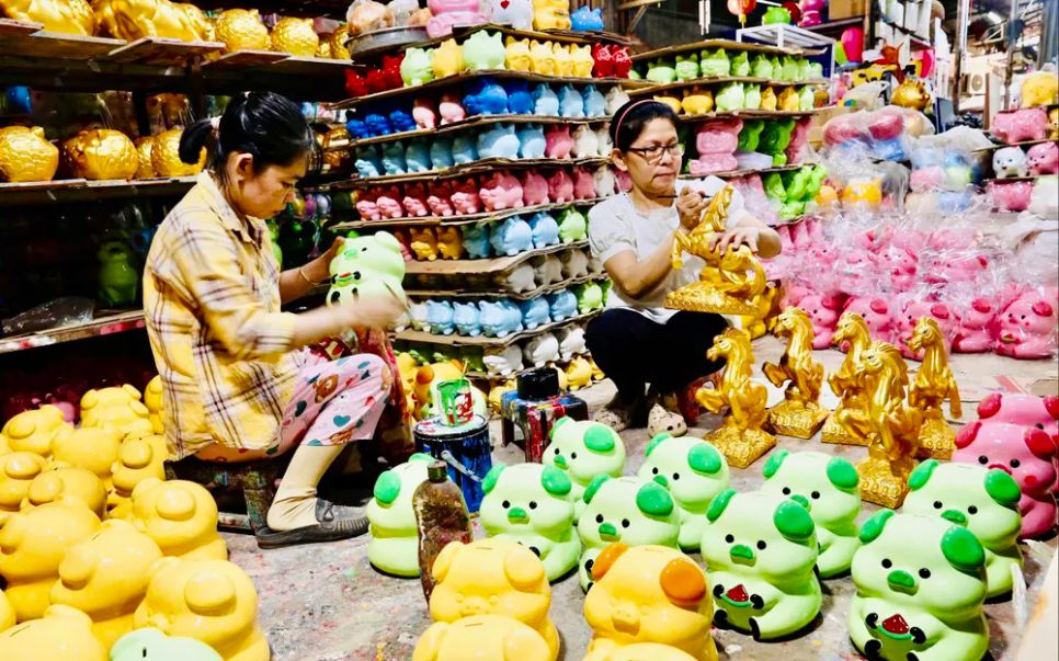 Ngựa gốm Đất Thủ tất bật phục vụ thị trường Tết Bính Ngọ