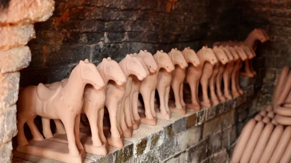 Ngựa gốm Đất Thủ tất bật phục vụ thị trường Tết Bính Ngọ