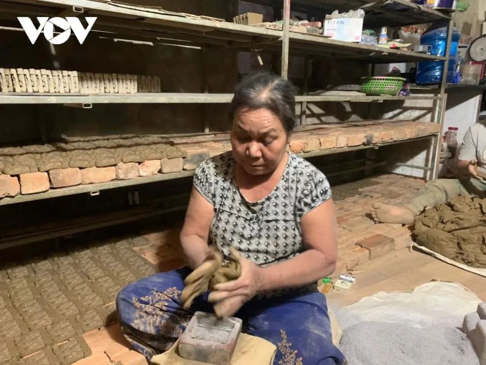 Nhộn nhịp làng nghề làm tượng ông Táo dịp Tết ở Huế