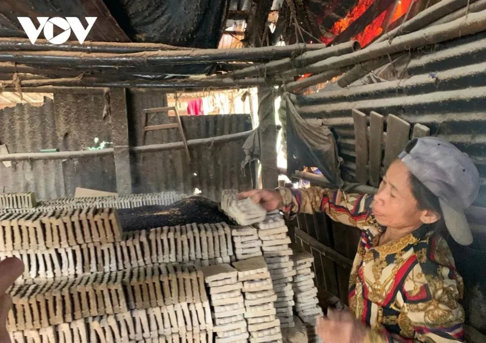 Nhộn nhịp làng nghề làm tượng ông Táo dịp Tết ở Huế