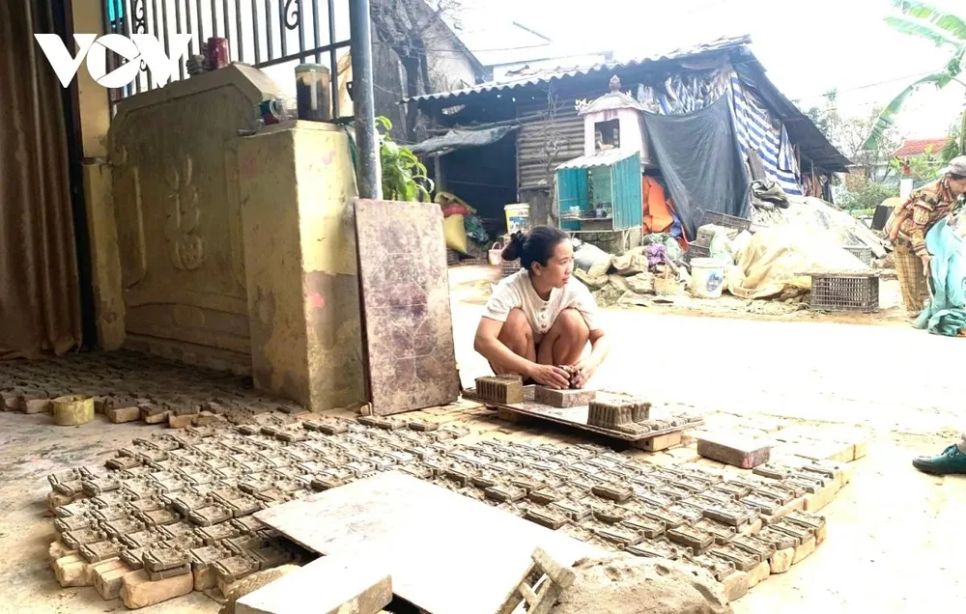 Nhộn nhịp làng nghề làm tượng ông Táo dịp Tết ở Huế