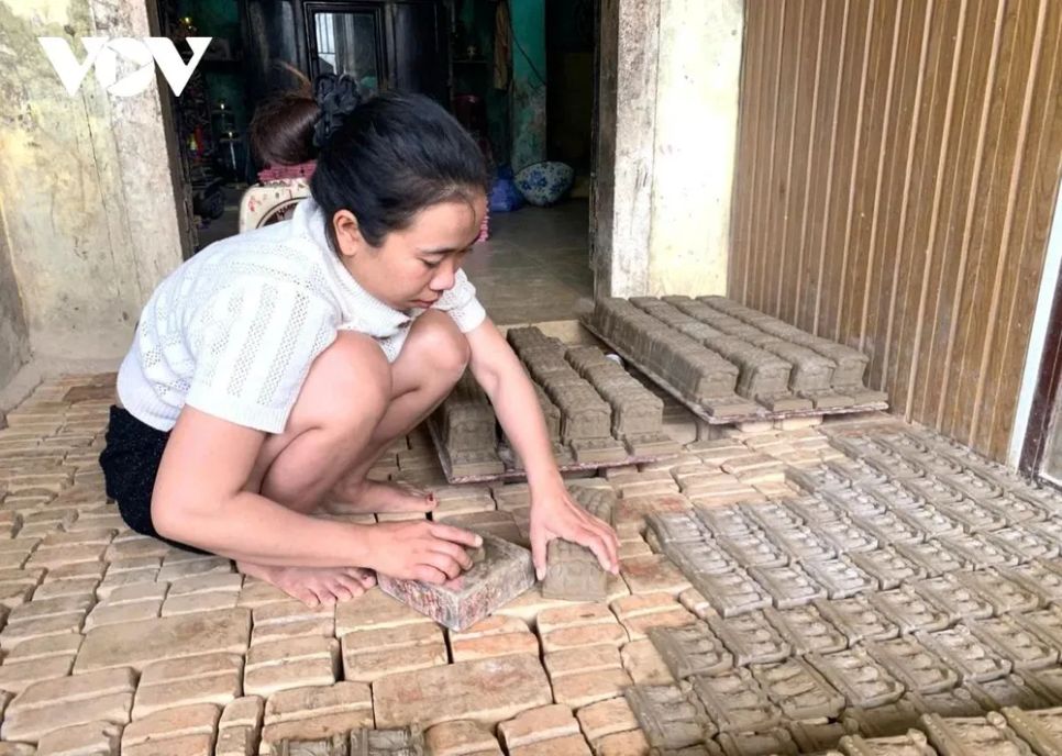 Nhộn nhịp làng nghề làm tượng ông Táo dịp Tết ở Huế