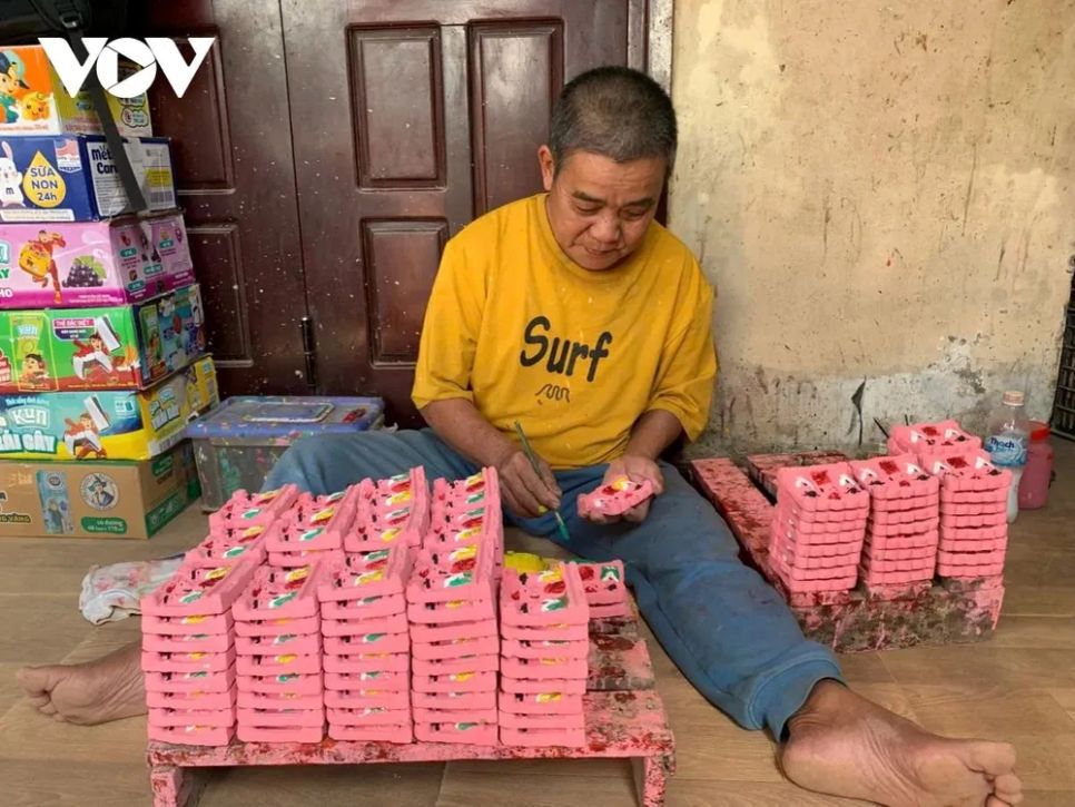 Nhộn nhịp làng nghề làm tượng ông Táo dịp Tết ở Huế