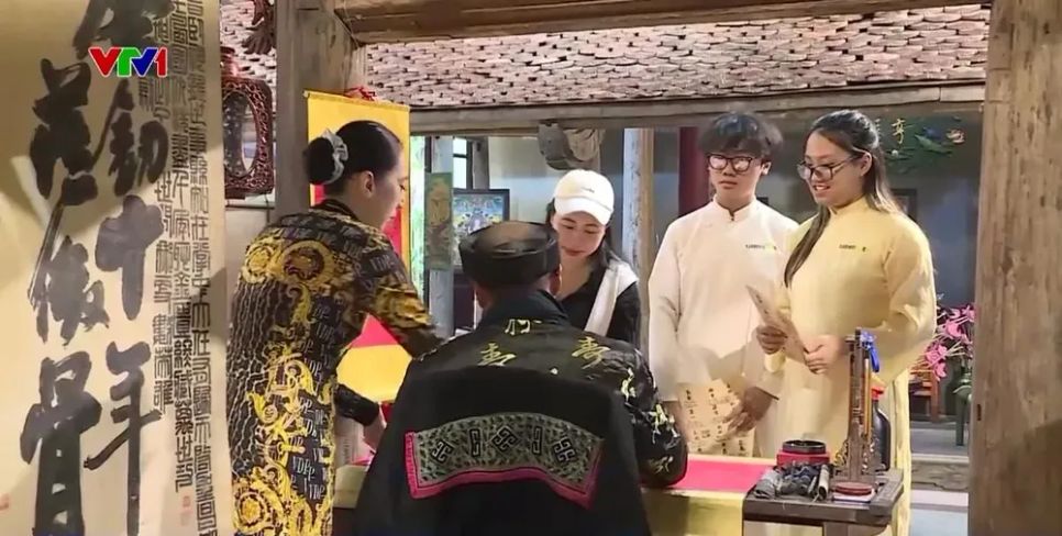 Đông đảo du khách trải nghiệm Tết xưa trong lòng phố cổ Hà Nội