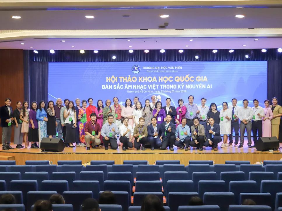 Quý học giả, nghệ sĩ, chuyên gia công nghệ, giảng viên chụp ảnh lưu niệm tại hội thảo khoa học Quốc gia với chủ đề “Bản sắc âm nhạc Việt trong kỷ nguyên AI” Quý học giả, nghệ sĩ, chuyên gia công nghệ, giảng viên chụp ảnh lưu niệm tại hội thảo khoa học Quốc gia với chủ đề “Bản sắc âm nhạc Việt trong kỷ nguyên AI”