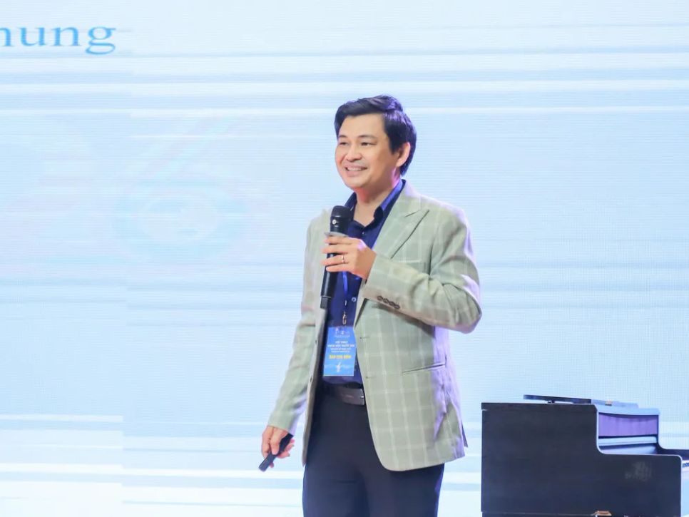 ThS. Huỳnh Hoàng Cư, Trưởng khoa, khoa Nghệ thuật, trường Đại học Văn Hiến trình bày đề tài tham luận “Âm sắc giọng hát cá nhân trong kỷ nguyên AI - Định hướng đào tạo thanh nhạc từ góc độ bản sắc nghệ sĩ” tại Hội thảo ThS. Huỳnh Hoàng Cư, Trưởng khoa, khoa Nghệ thuật, trường Đại học Văn Hiến trình bày đề tài tham luận “Âm sắc giọng hát cá nhân trong kỷ nguyên AI - Định hướng đào tạo thanh nhạc từ góc độ bản sắc nghệ sĩ” tại Hội thảo