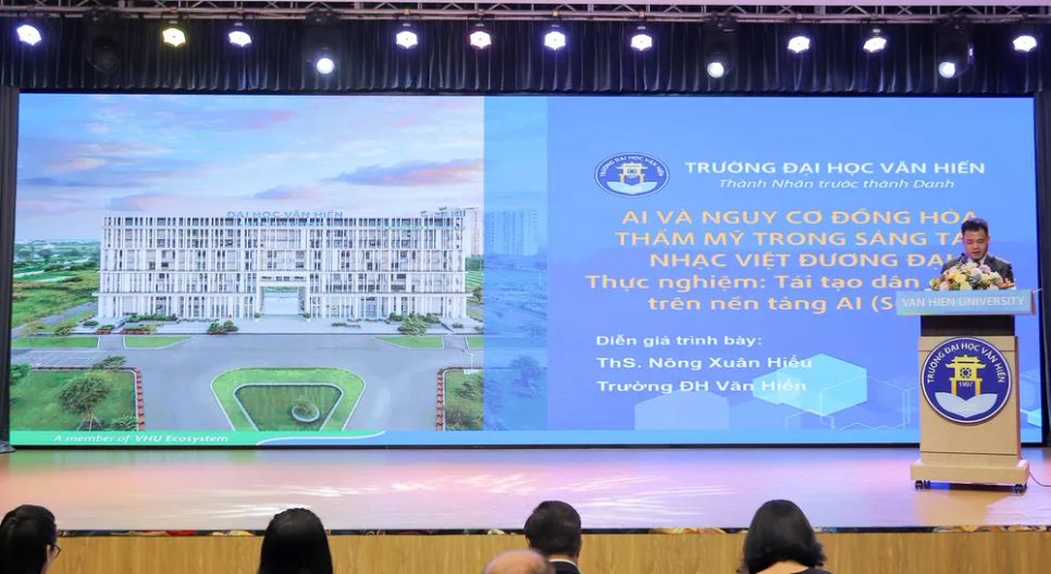 Th.S Nông Xuân Hiểu, Giảng viên khoa Nghệ thuật, Trường Đại học Văn Hiến trình bày đề tài tham luận “AI và nguy cơ đồng hóa thẩm mỹ trong sáng tác nhạc Việt đương đại” tại Hội thảo Th.S Nông Xuân Hiểu, Giảng viên khoa Nghệ thuật, Trường Đại học Văn Hiến trình bày đề tài tham luận “AI và nguy cơ đồng hóa thẩm mỹ trong sáng tác nhạc Việt đương đại” tại Hội thảo