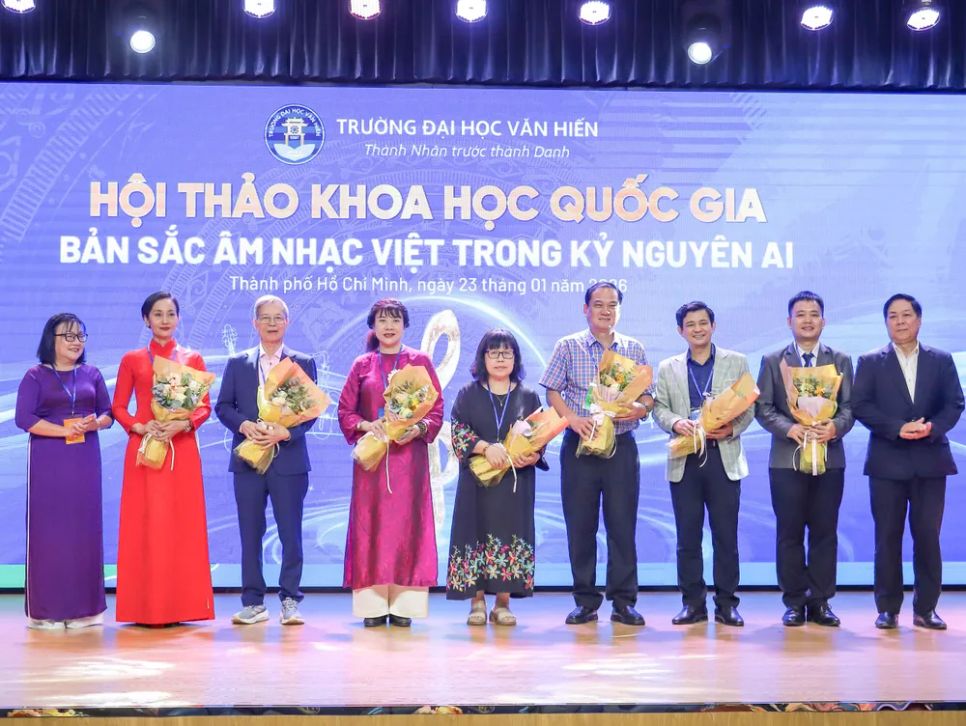 Trường Đại học Văn Hiến trao hoa tri ân các báo cáo viên tham gia trình bày tại Hội thảo Trường Đại học Văn Hiến trao hoa tri ân các báo cáo viên tham gia trình bày tại Hội thảo
