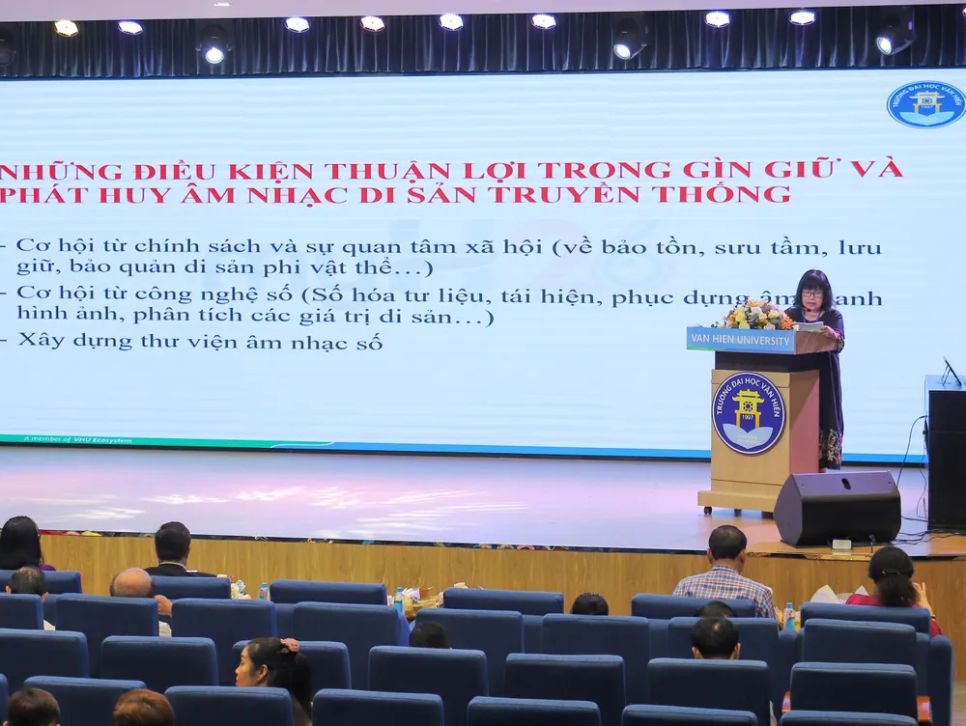 TS. Hà Mai Hương, Giám đốc Học viện Âm nhạc Huế trình bày đề tài tham luận TS. Hà Mai Hương, Giám đốc Học viện Âm nhạc Huế trình bày đề tài tham luận