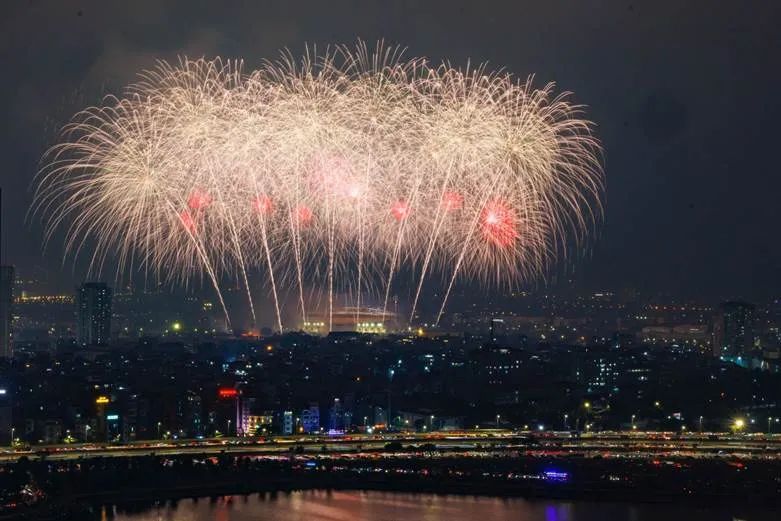 Từ Phú Quốc, Đà Nẵng, Sun Group mang cả bầu trời pháo hoa đỉnh cao ra Thủ đô Từ Phú Quốc, Đà Nẵng, Sun Group mang cả bầu trời pháo hoa đỉnh cao ra Thủ đô