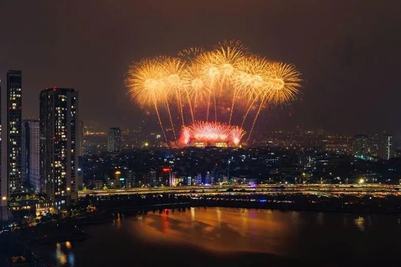 Từ Phú Quốc, Đà Nẵng, Sun Group mang cả bầu trời pháo hoa đỉnh cao ra Thủ đô Từ Phú Quốc, Đà Nẵng, Sun Group mang cả bầu trời pháo hoa đỉnh cao ra Thủ đô