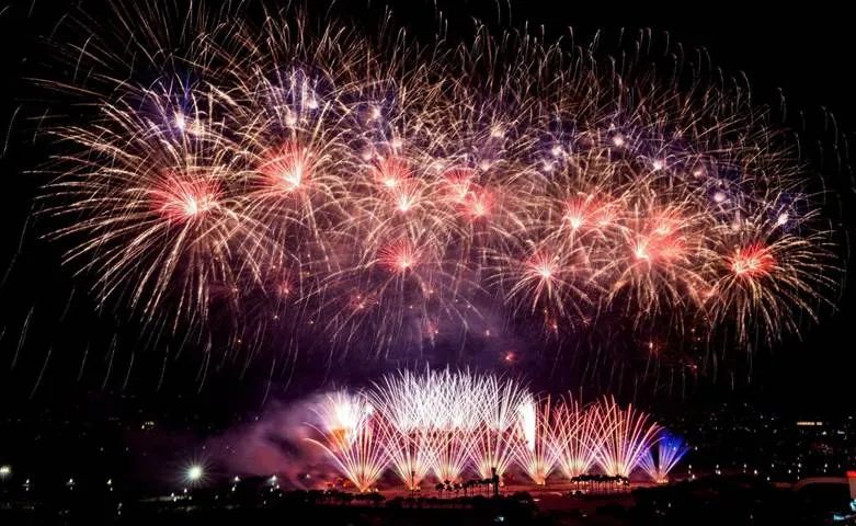 Từ Phú Quốc, Đà Nẵng, Sun Group mang cả bầu trời pháo hoa đỉnh cao ra Thủ đô Từ Phú Quốc, Đà Nẵng, Sun Group mang cả bầu trời pháo hoa đỉnh cao ra Thủ đô