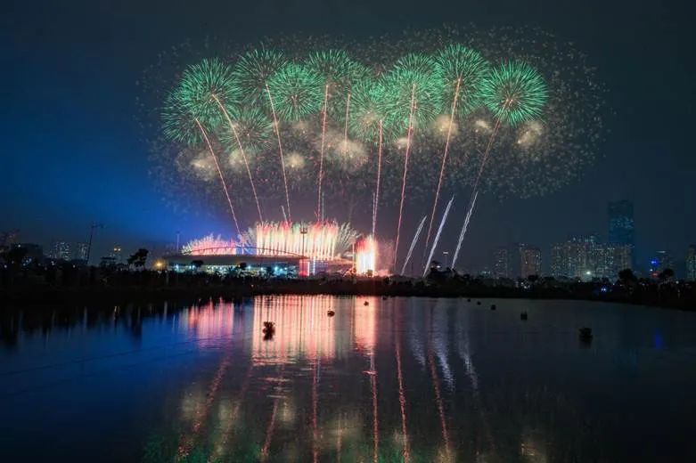 Từ Phú Quốc, Đà Nẵng, Sun Group mang cả bầu trời pháo hoa đỉnh cao ra Thủ đô Từ Phú Quốc, Đà Nẵng, Sun Group mang cả bầu trời pháo hoa đỉnh cao ra Thủ đô