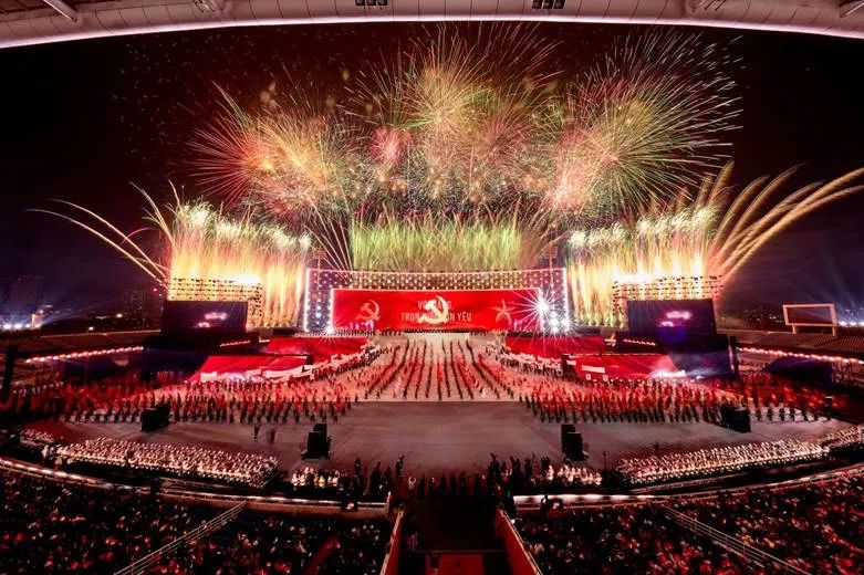 Từ Phú Quốc, Đà Nẵng, Sun Group mang cả bầu trời pháo hoa đỉnh cao ra Thủ đô Từ Phú Quốc, Đà Nẵng, Sun Group mang cả bầu trời pháo hoa đỉnh cao ra Thủ đô