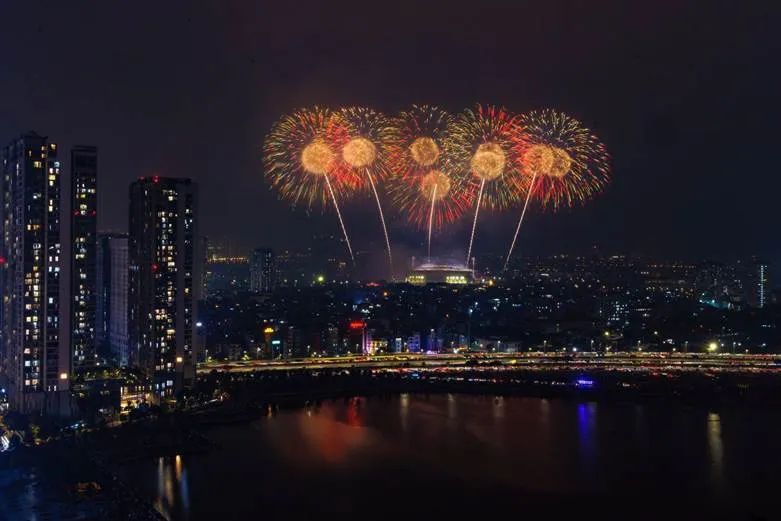 Từ Phú Quốc, Đà Nẵng, Sun Group mang cả bầu trời pháo hoa đỉnh cao ra Thủ đô Từ Phú Quốc, Đà Nẵng, Sun Group mang cả bầu trời pháo hoa đỉnh cao ra Thủ đô