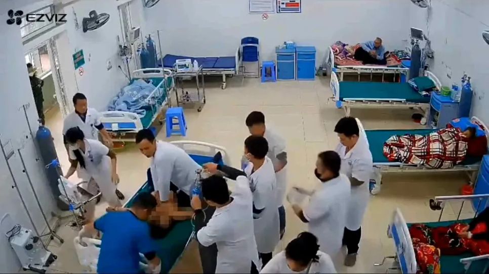 Thời điểm các y, bác sĩ cấp cứu cứu sống bệnh nhân. Ảnh cắt từ video