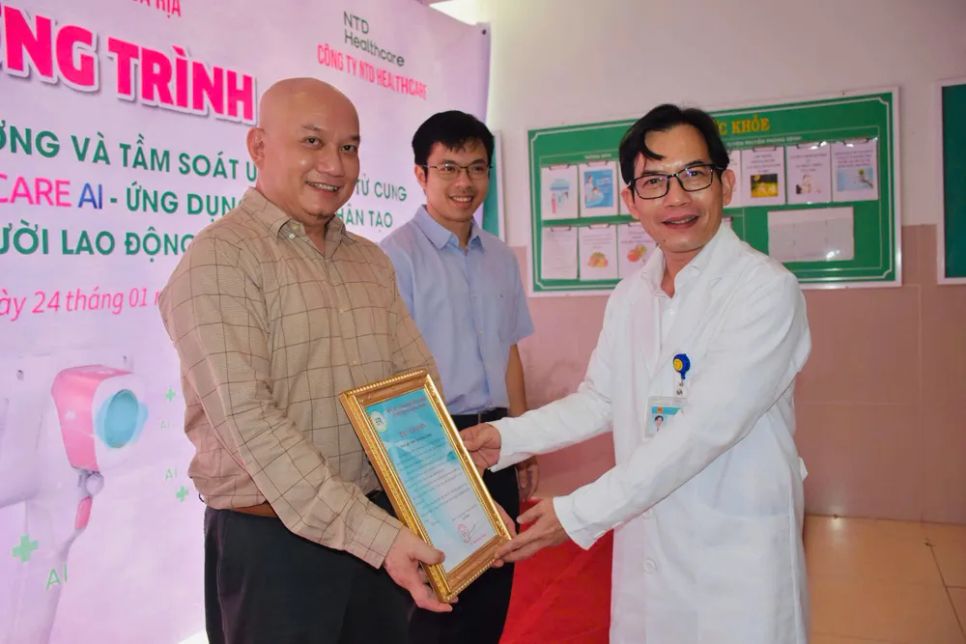 BS.CKII. Dương Thanh, Giám đốc Bệnh viện Đa khoa Bà Rịa trao Thư cảm ơn cho Bệnh viện Hùng Vương và Công ty CP Công nghệ NTD AI Healthcare