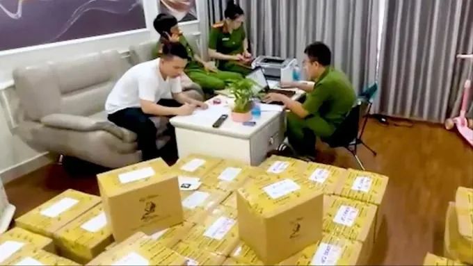 Công an kiểm tra hàng ngàn mỹ phẩm không rõ nguồn gốc tại nhà Hồ Thị Dung Thoa, ngày 30-5-2025. Ảnh: CACC Công an kiểm tra hàng ngàn mỹ phẩm không rõ nguồn gốc tại nhà Hồ Thị Dung Thoa, ngày 30-5-2025. Ảnh: CACC