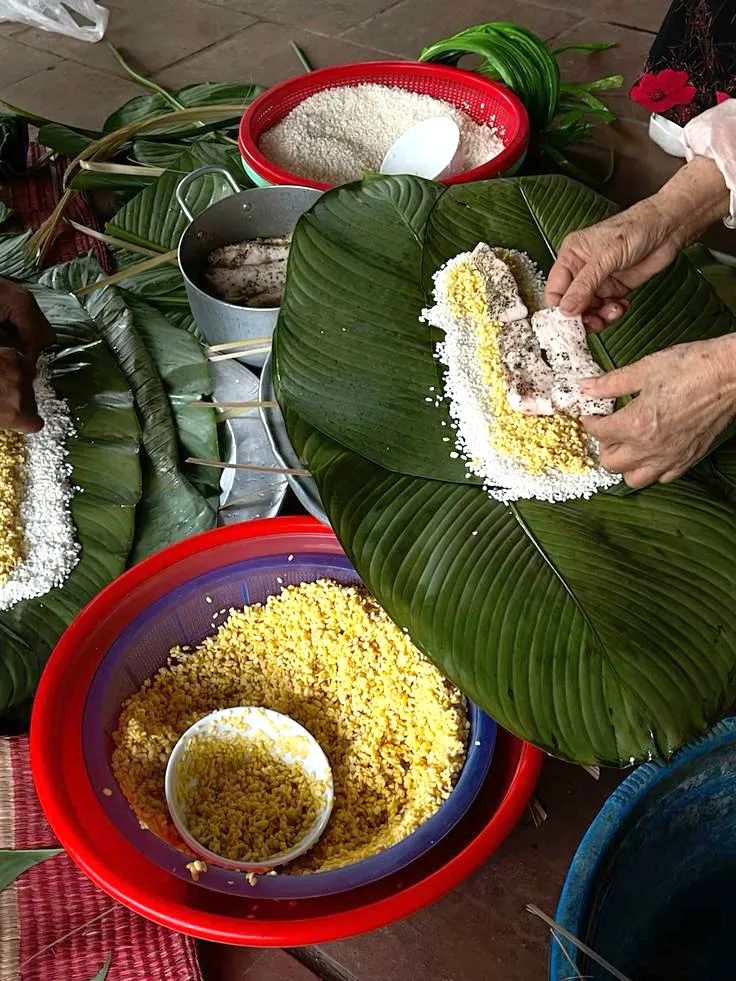 Gói bánh chưng dịp Tết