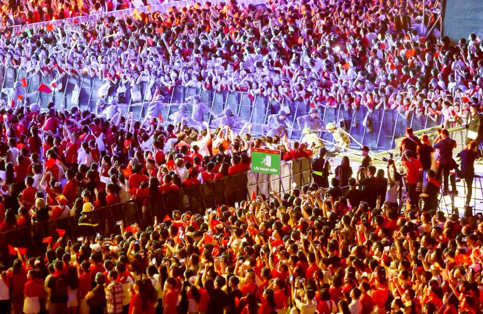 Rất đông khán giả theo dõi chương trình nghệ thuật chính luận Rất đông khán giả theo dõi chương trình nghệ thuật chính luận