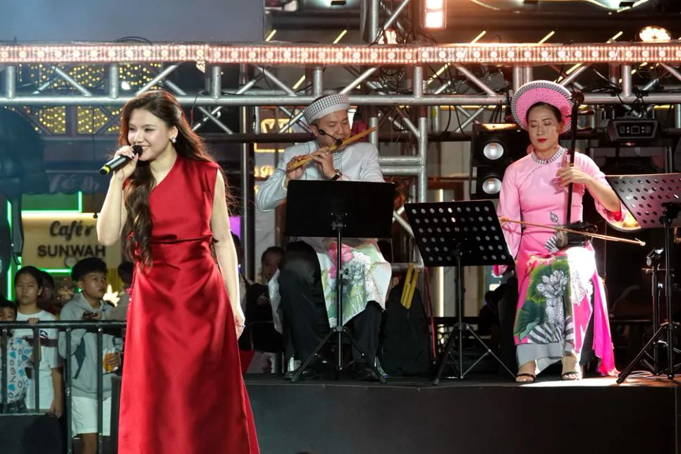 Ca sĩ Myra Trần biểu diễn bài hát 