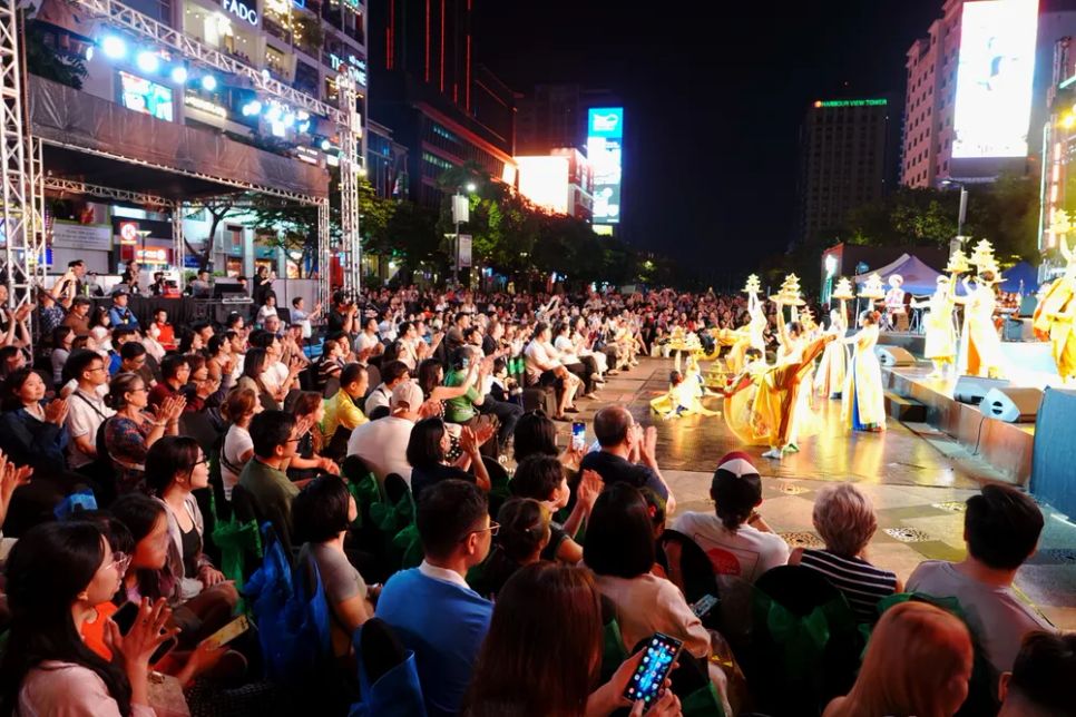 Đông đảo nhân dân thành phố và du khách quốc tế say mê theo dõi chương trình nghệ thuật 