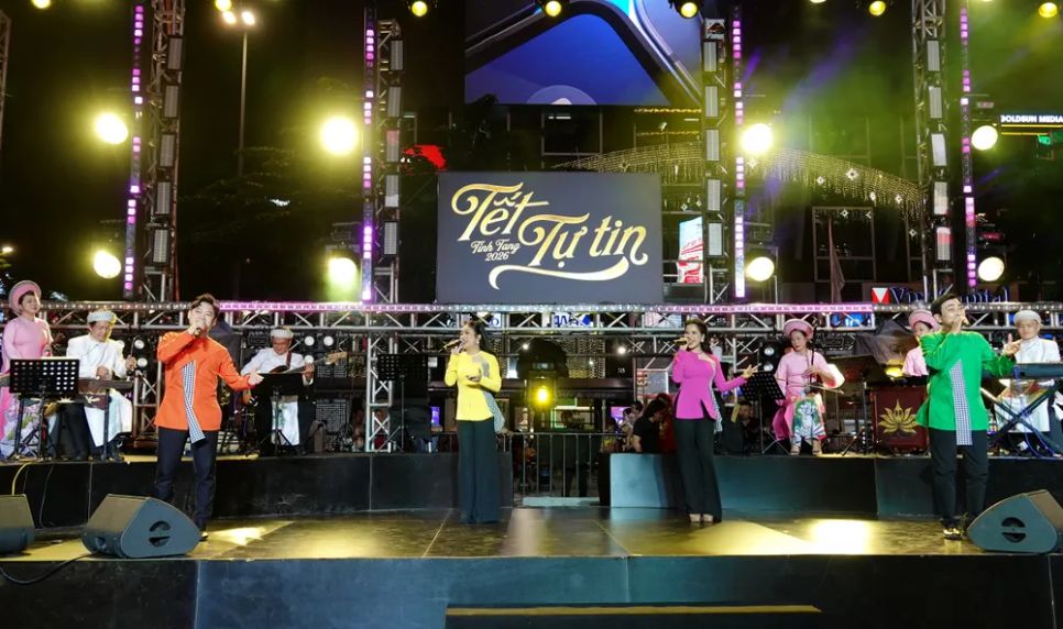 Nhóm Giai Điệu Trẻ Nhà hát Ca múa nhạc dân tộc Bông Sen biểu diễn bài bản tài tử Nam Bộ 