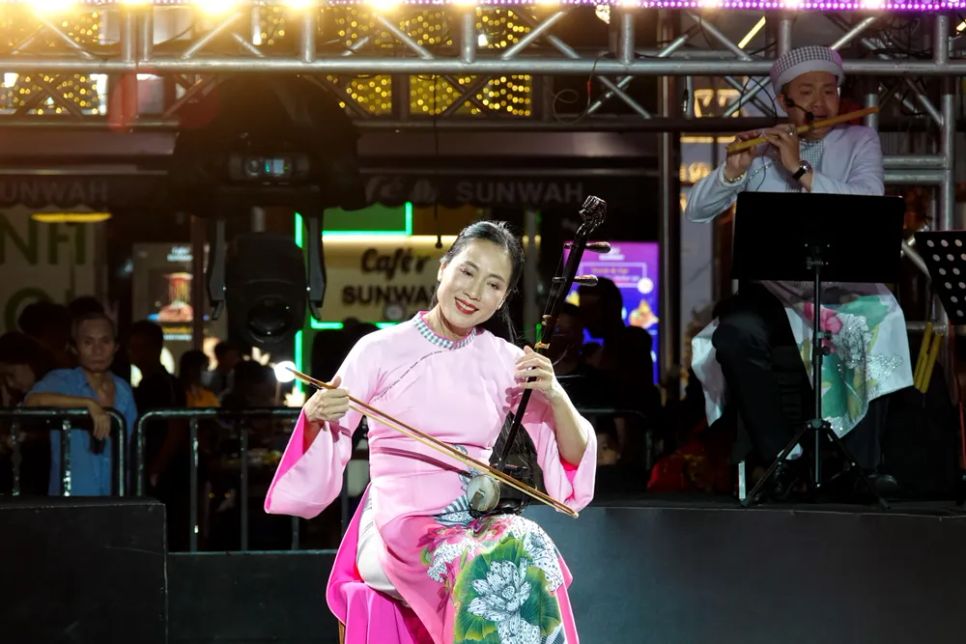 NSƯT Thu Thủy biểu diễn độc tấu đàn nhị 